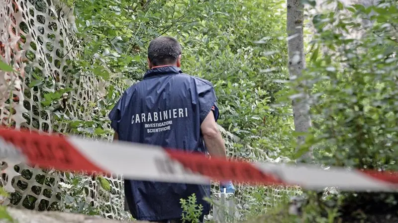 Al lavoro. Il corpo del ragazzo è stato trovato ai piedi del colle