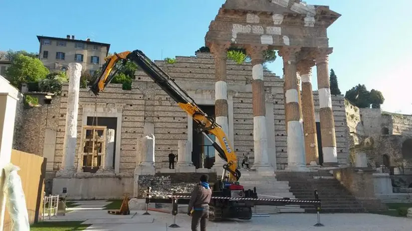 Mezzi e uomini della Ghidini Rok in azione al Tempio Capitolino per la mostra di Mimmo Paladino