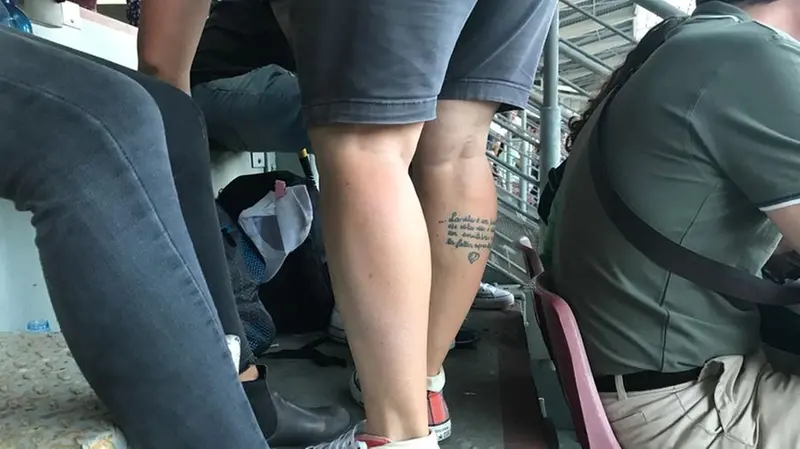 Tatuaggio e scarpe: tutto in tema Vasco Rossi, all'Olimpico di Torino