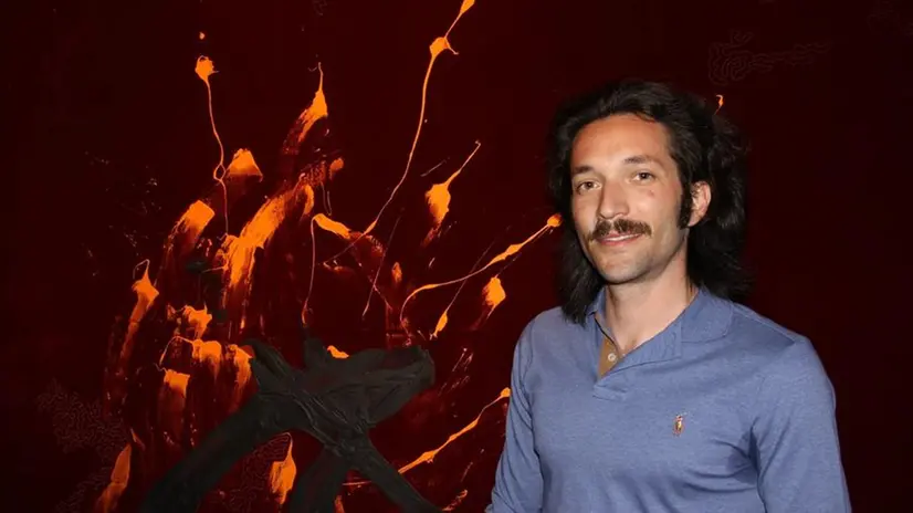 L’artista. Quirino Gnutti accanto ad una delle opere esposte al Vittoriale
