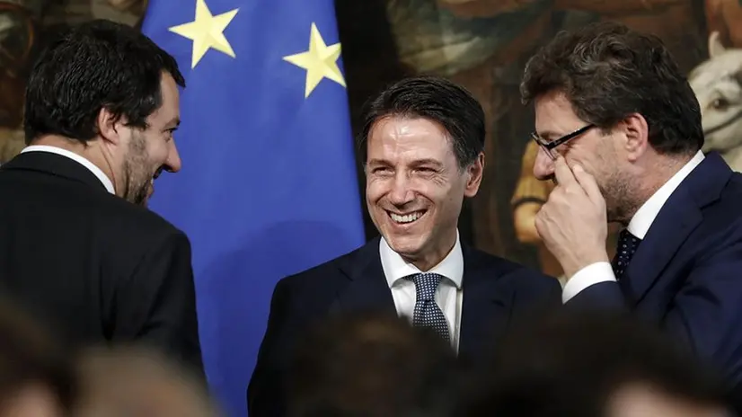 Matteo Salvini (S), ministro dell'Interno, Giuseppe Conte (C), presidente del Consiglio, e Giancarlo Giorgetti (D), sottosegretario alla Presidenza del Consiglio, durante la cerimonia di giuramento dei sottosegretari a Palazzo Chigi - Foto Ansa © www.giornaledibrescia.it