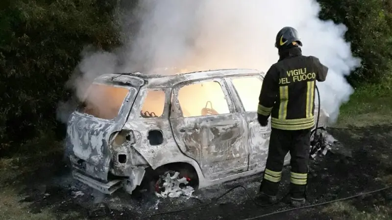 Capriano, auto data alle fiamme al Montenetto