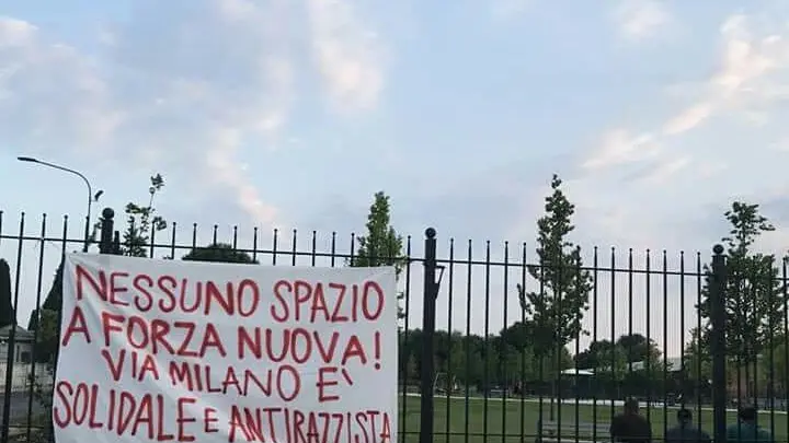 Gli striscioni poi rimossi in via Milano