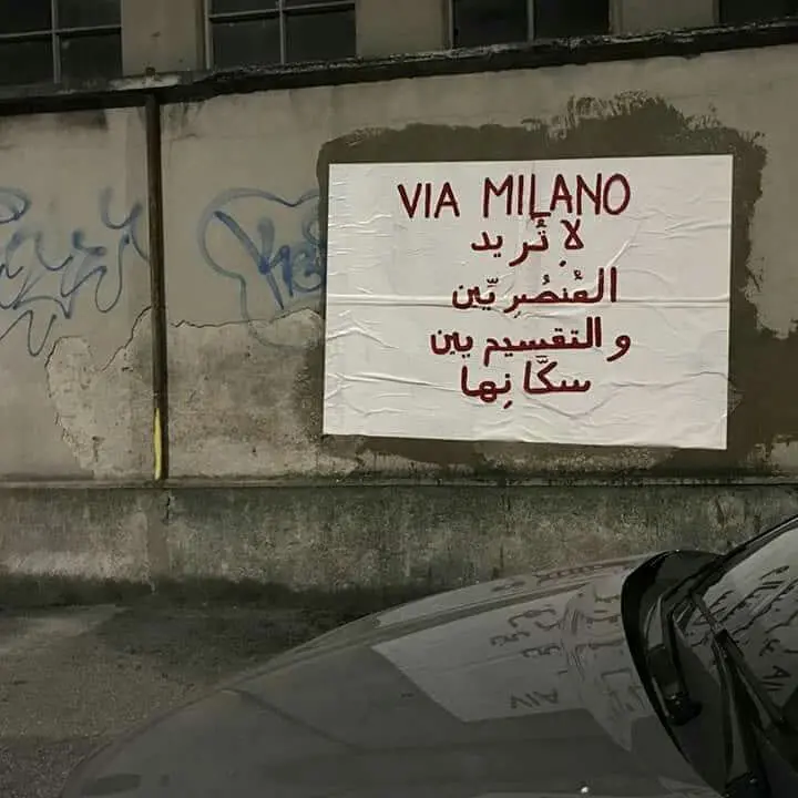 Gli striscioni poi rimossi in via Milano