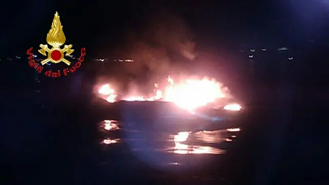 Sarnico, motoscafo Riva va a fuoco
