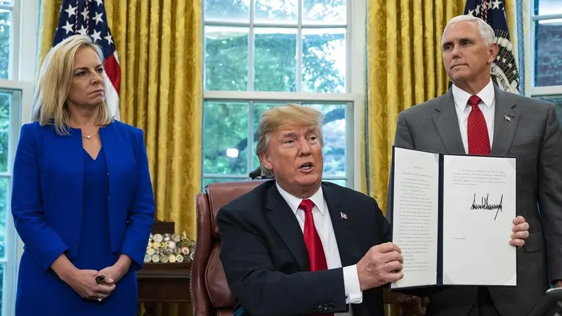 Donald Trump con il segretario alla sicurezza interna Kirstjen Nielsen e il vicepresidente Mike Pence - Foto Ansa/Epa Jim Lo Scalzo