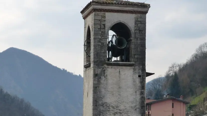 Sul campanile. Cinque campane sulla torre, ma due sono «mute»