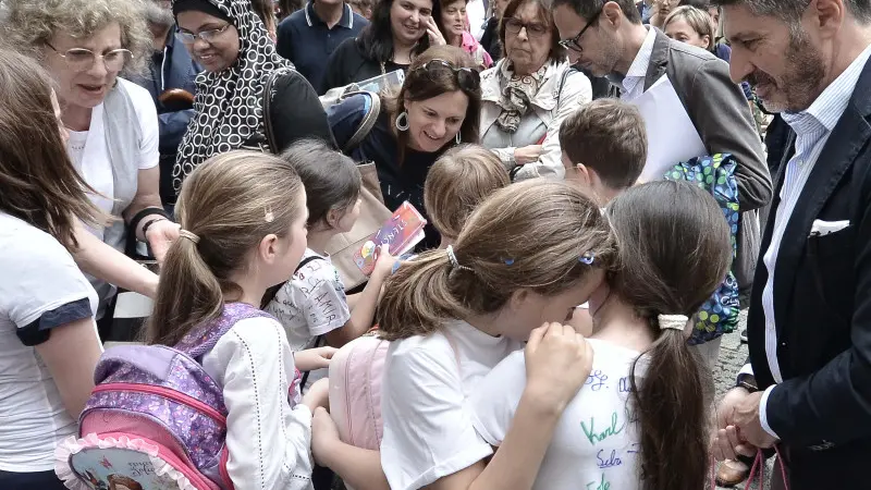 La commozione dei bimbi l'ultimo giorno di scuola alla Tito Speri