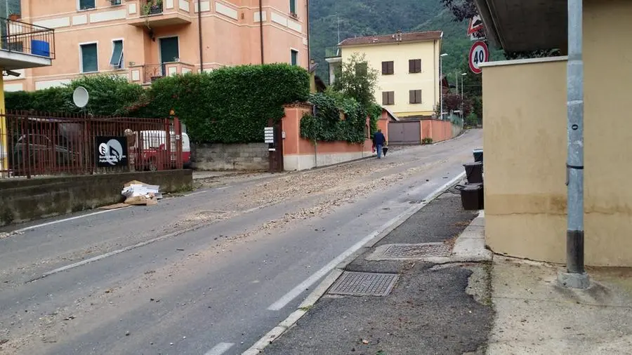 Detriti in strada a Villa Carcina dopo gli allagamenti