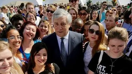 I ragazzi con il presidente del Parlamento Ue Antonio Tajani