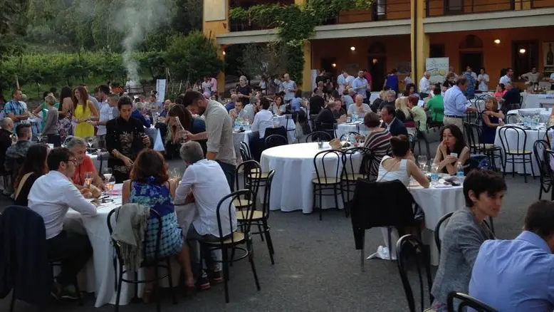 A tavola. Tavole imbandite e... affollate in una passata edizione della kermesse