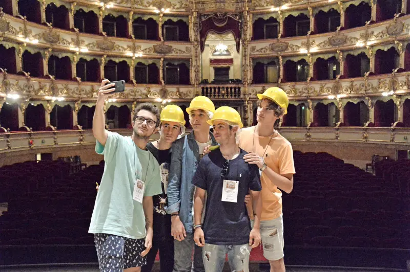 Gli studenti al Teatro Grande