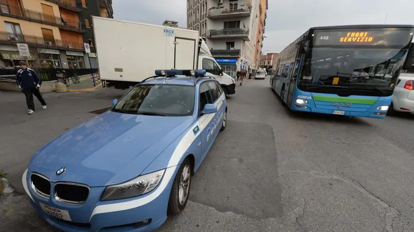 Una pattuglia della polizia vicino ad un bus © www.giornaledibrescia.it