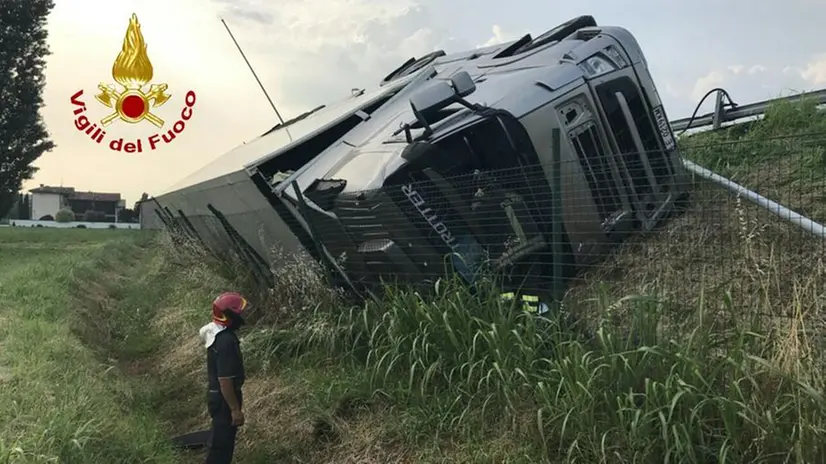 Il camion frigo ribaltato sullo svincolo dell'A4