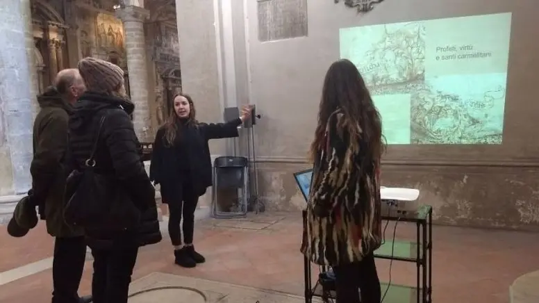 Un momento dell’alternanza dell’Arici: gli studenti promuovono la visita della chiesa del Carmine - © www.giornaledibrescia.it