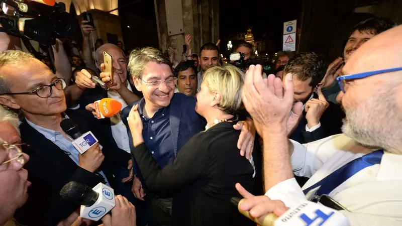 Emilio Del Bono arriva a Palazzo Loggia e abbraccia Laura Castelletti - Foto Gabriele Strada /Neg © www.giornaledibrescia.it