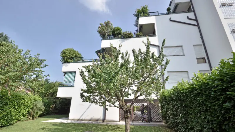 Giardiniere precipita dal terzo piano