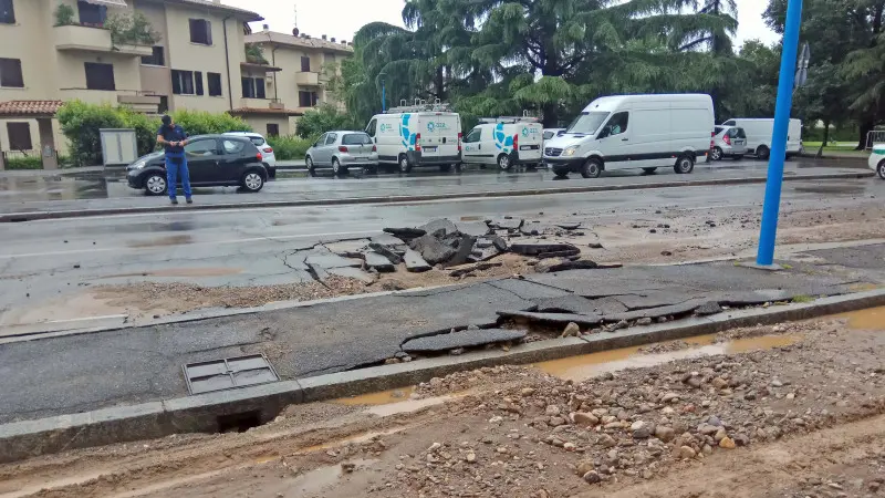 Casazza, si rompe una tubatura
