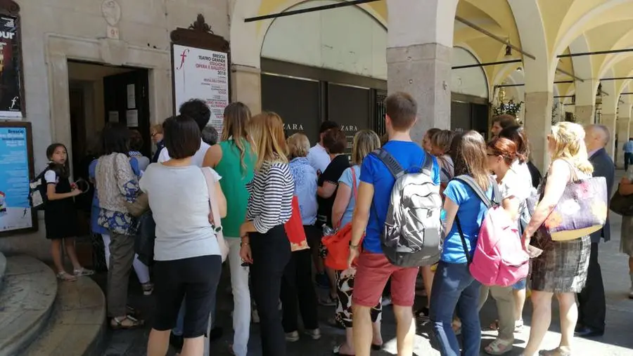 La coda fuori dal Teatro Grande