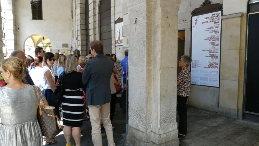 La coda fuori dal Teatro Grande