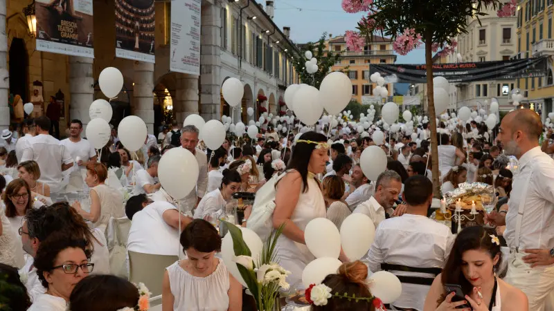 Corso Zanardelli si veste di bianco per Celacena