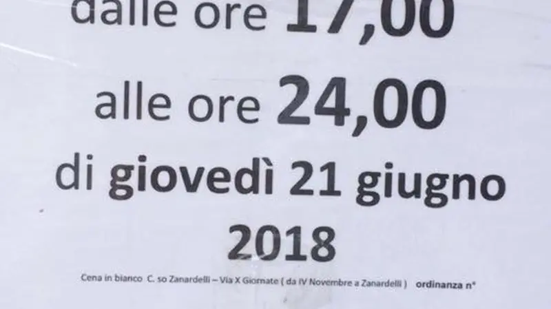 Il dettaglio del cartello affisso in centro