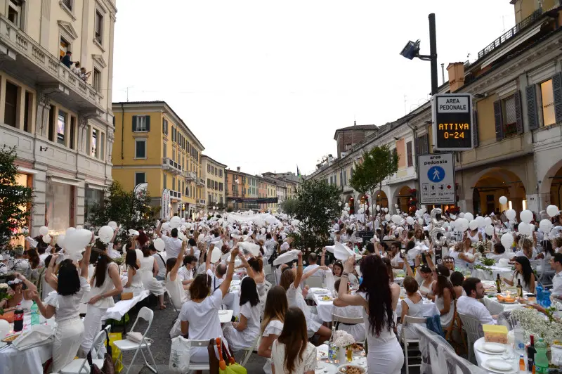 Corso Zanardelli si veste di bianco per Celacena