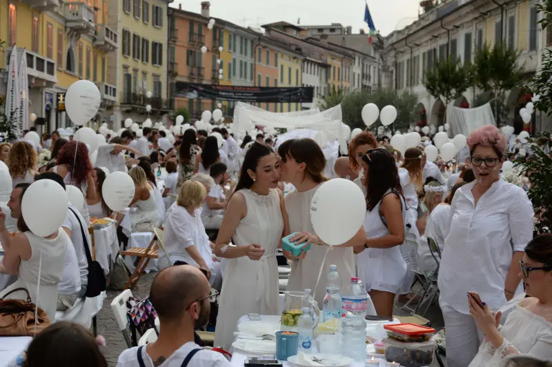 Corso Zanardelli si veste di bianco per Celacena