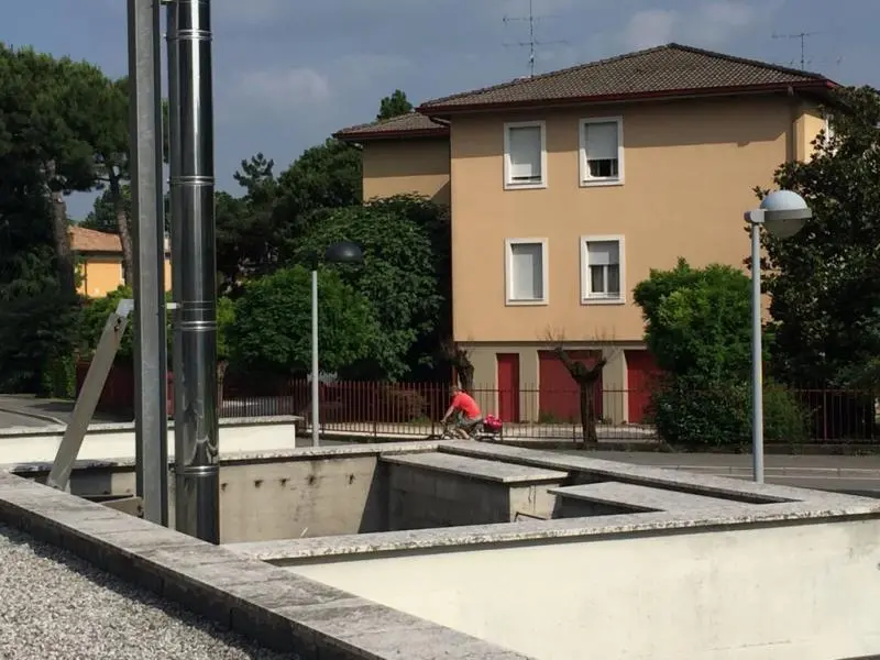 Molinetto di Mazzano, 13enne precipita mentre gioca sul municipio