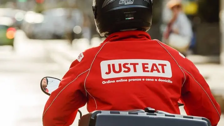 Motorizzato. Un rider al lavoro per una delle società di consegna -  © www.giornaledibrescia.it