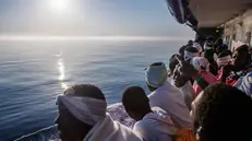 I migranti sulla Aquarius // © EPA/CHRISTOPHE PETIT TESSON