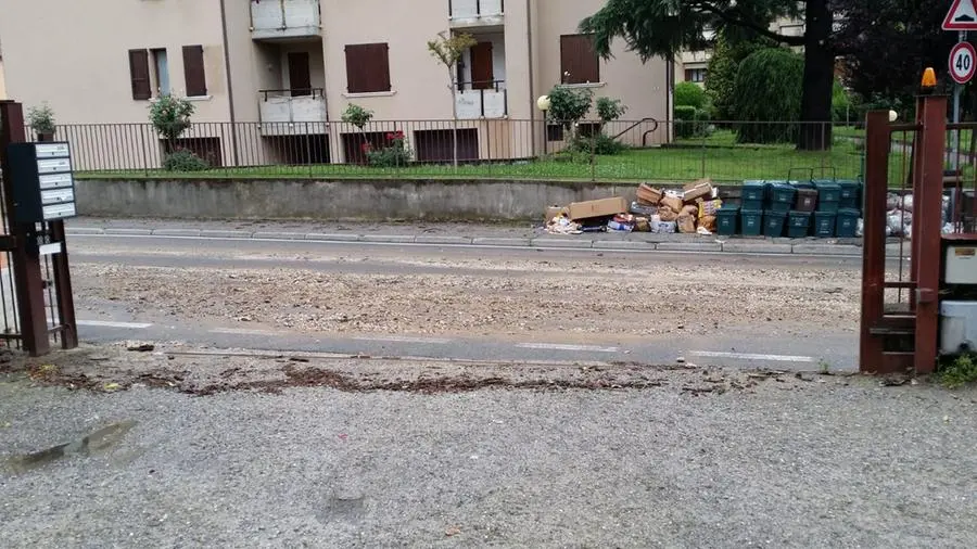 Detriti in strada a Villa Carcina dopo gli allagamenti