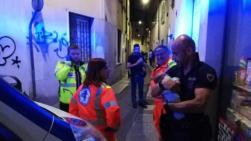 Bimbo abbandonato in vicolo Nottole
