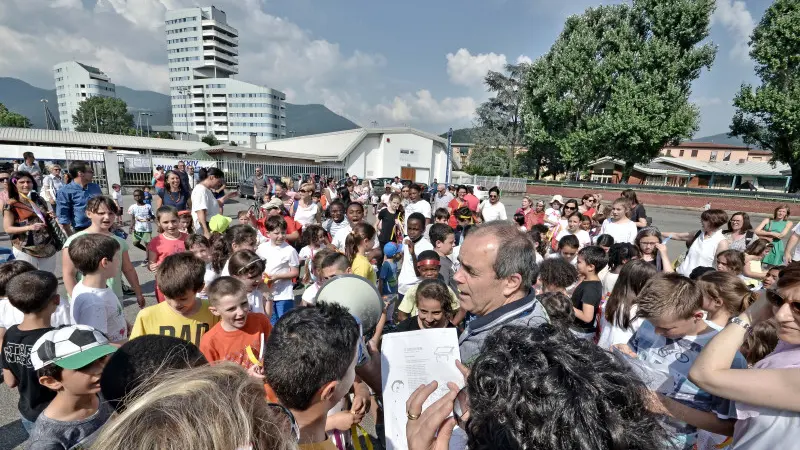 Dopo l'incendio, l'abbracciocomunitario a don Massimo