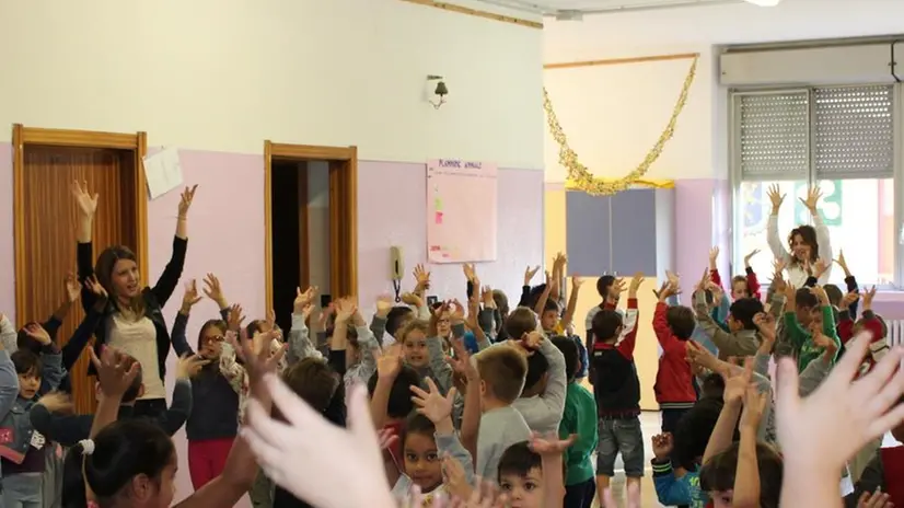 Piccoli studenti di una classe «Senza zaino» - Foto  © www.giornaledibrescia.it