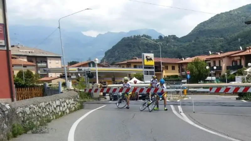 I ciclisti colti nel momento dell'attraversamento a sbarre abbassate