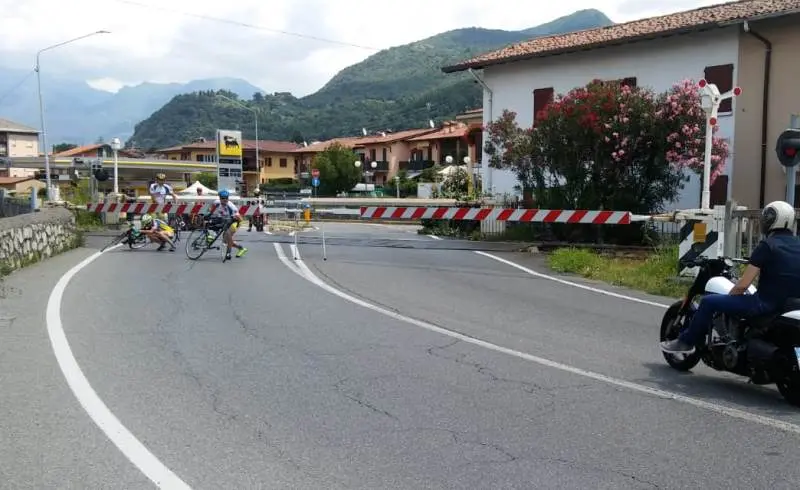 I ciclisti colti nel momento dell'attraversamento a sbarre abbassate - © www.giornaledibrescia.it