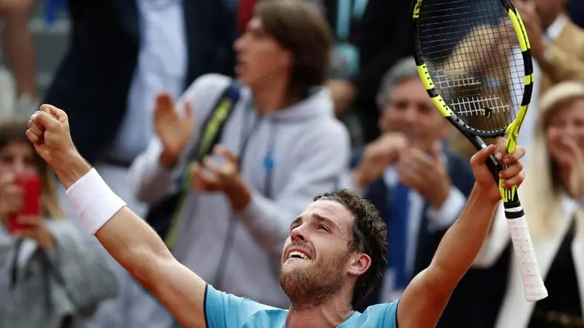 Marco Cecchinato dopo la vittoria contro Djokovic // © EPA/GUILLAUME HORCAJUELO