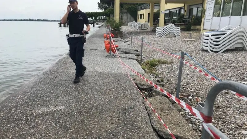 Un tratto della passeggiata transennata sul lungolago di Desenzano - © www.giornaledibrescia.it