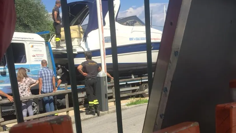 L'imbarcazione sotto ispezione dei vigili del fuoco