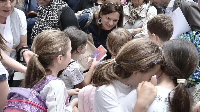 Lacrime e abbracci per l'ultimo giorno di scuola