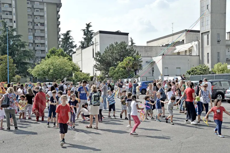 Dopo l'incendio, l'abbracciocomunitario a don Massimo