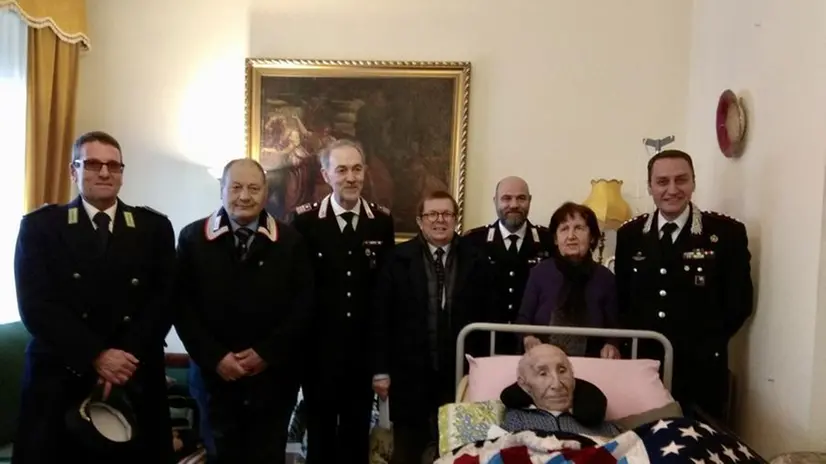 Andrea Lattari 110 anni, decano dei carabinieri nato a Palermo, residente a Desenzano dal 1996. Nella foto festeggiato da «colleghi» carabinieri e dal sindaco Guido Malinverno (al centro). Foto  © www.giornaledibrescia.it