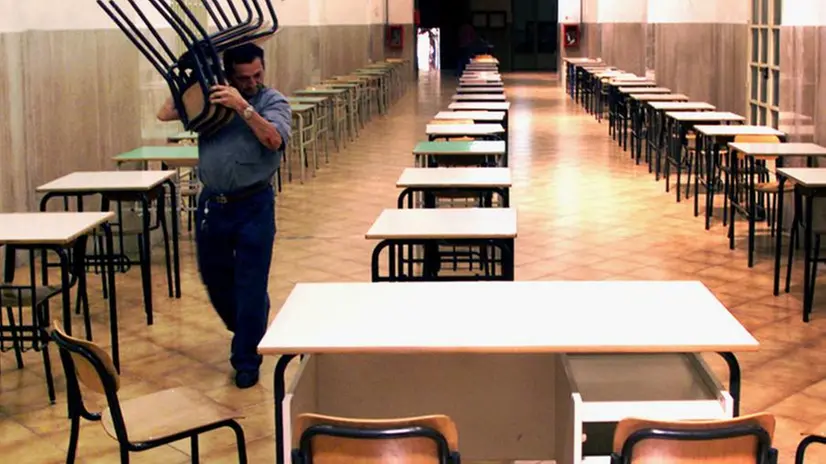 Allestimento di un’aula per l’esame di maturità -  © www.giornaledibrescia.it