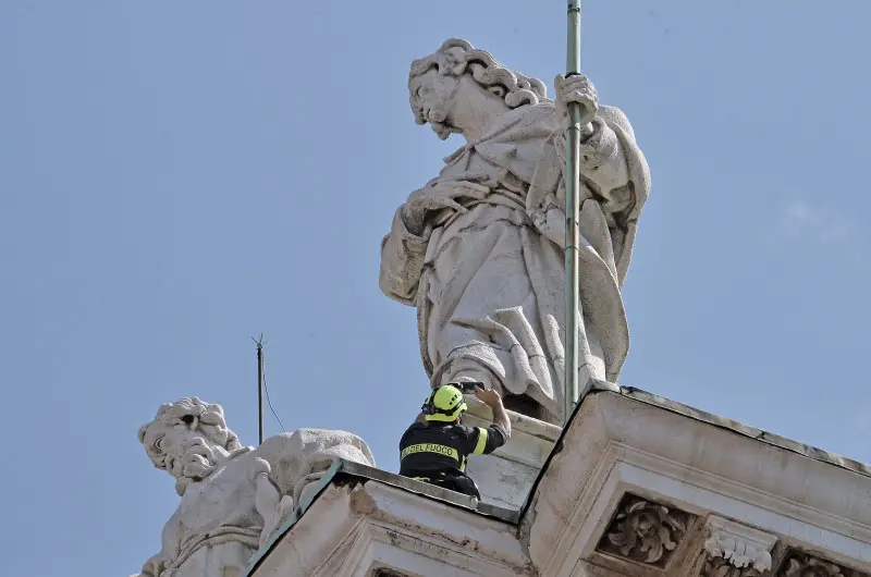 Vigili del Fuoco sul tetto del Duomo Nuovo