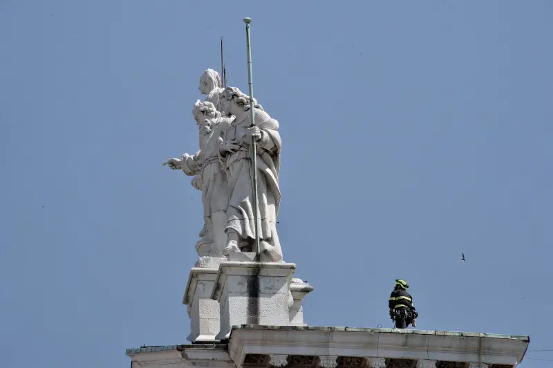 Vigili del Fuoco sul tetto del Duomo Nuovo