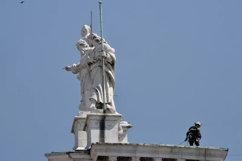 Vigili del Fuoco sul tetto del Duomo Nuovo