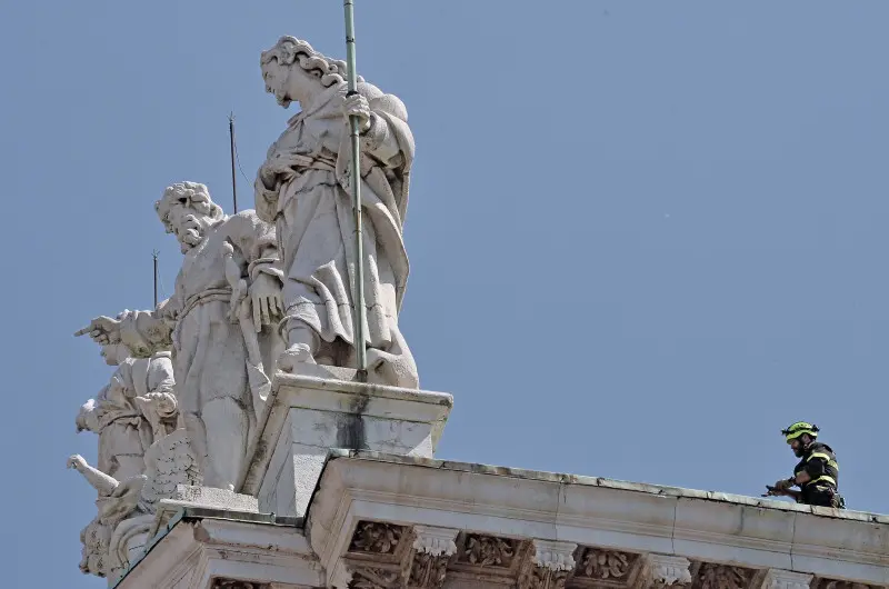 Vigili del Fuoco sul tetto del Duomo Nuovo