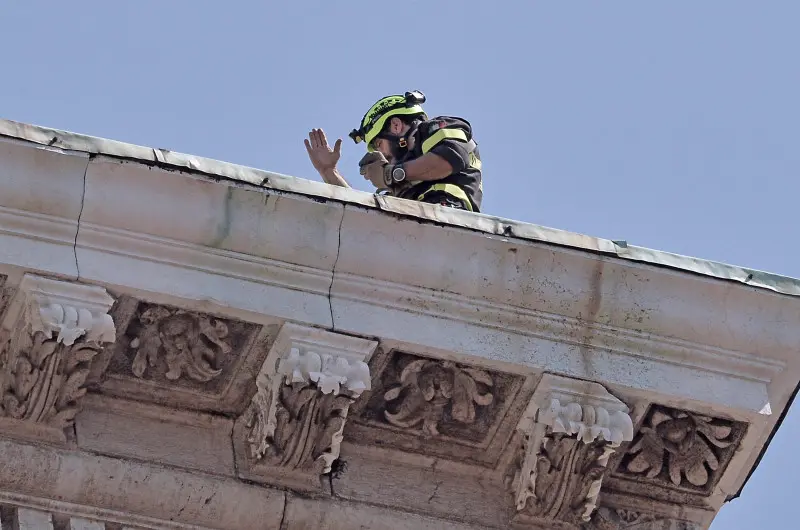 Vigili del Fuoco sul tetto del Duomo Nuovo