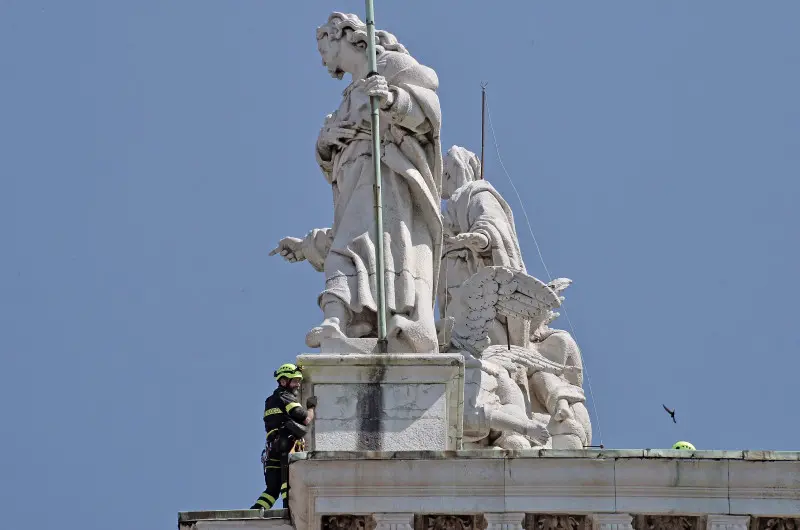 Vigili del Fuoco sul tetto del Duomo Nuovo